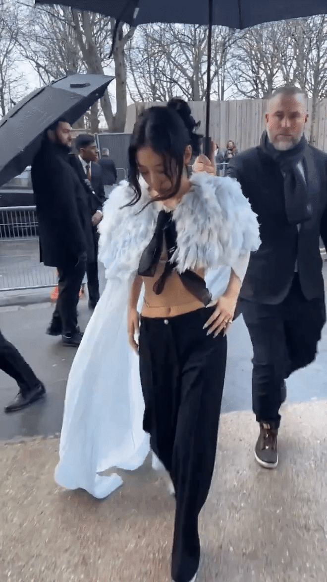 Tranh cãi đêm Giao thừa: Jennie (BLACKPINK) mặc hở hang khó hiểu như trêu ngươi khán giả ở sự kiện tại Pháp- Ảnh 2. Tranh cãi đêm Giao thừa: Jennie (BLACKPINK) mặc hở hang khó hiểu như trêu ngươi khán giả ở sự kiện tại Pháp- Ảnh 2.