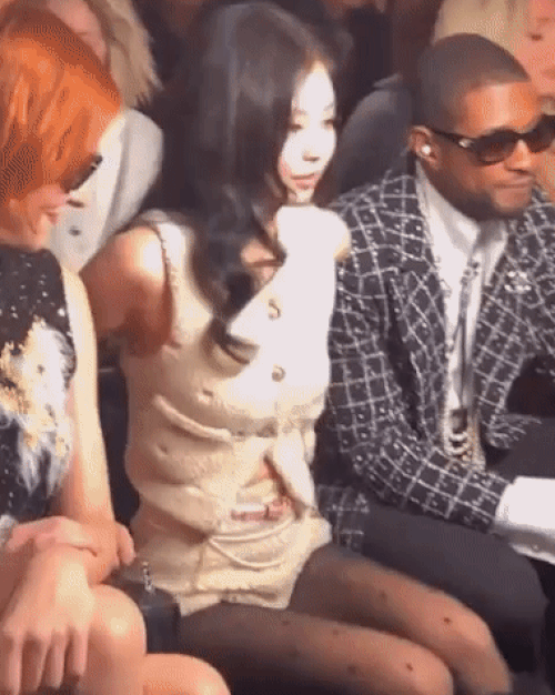 Tranh cãi đêm Giao thừa: Jennie (BLACKPINK) mặc hở hang khó hiểu như trêu ngươi khán giả ở sự kiện tại Pháp- Ảnh 8. Tranh cãi đêm Giao thừa: Jennie (BLACKPINK) mặc hở hang khó hiểu như trêu ngươi khán giả ở sự kiện tại Pháp- Ảnh 8.