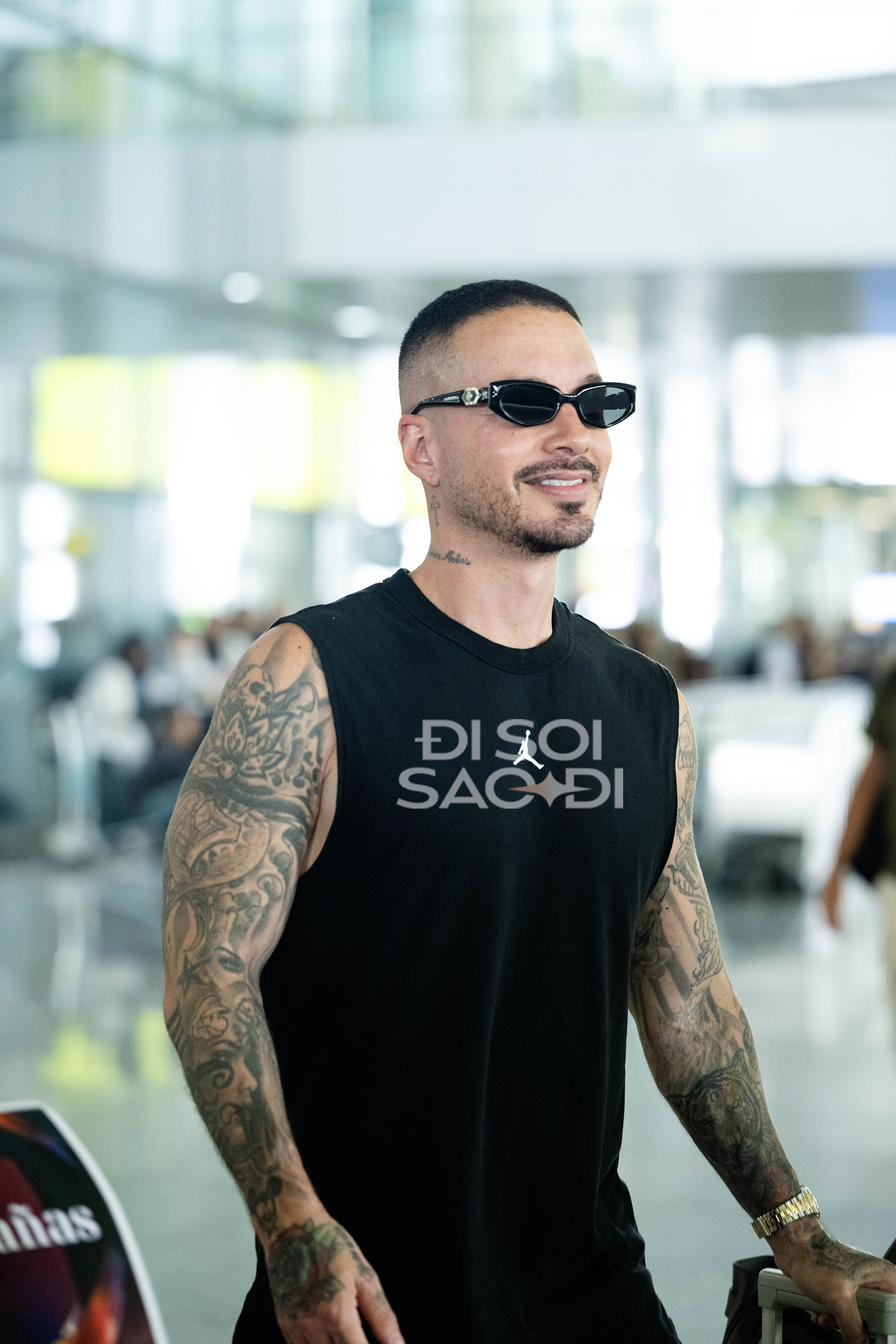 j8-1755853479958-17558534816531399558621 "Phù thủy EDM tỉ view" và "ông hoàng Latin" đổ bộ Nội Bài: Lên đồ cực bụi cực ngầu nhưng có điểm chung bất ngờ! j8 1755853479958 17558534816531399558621