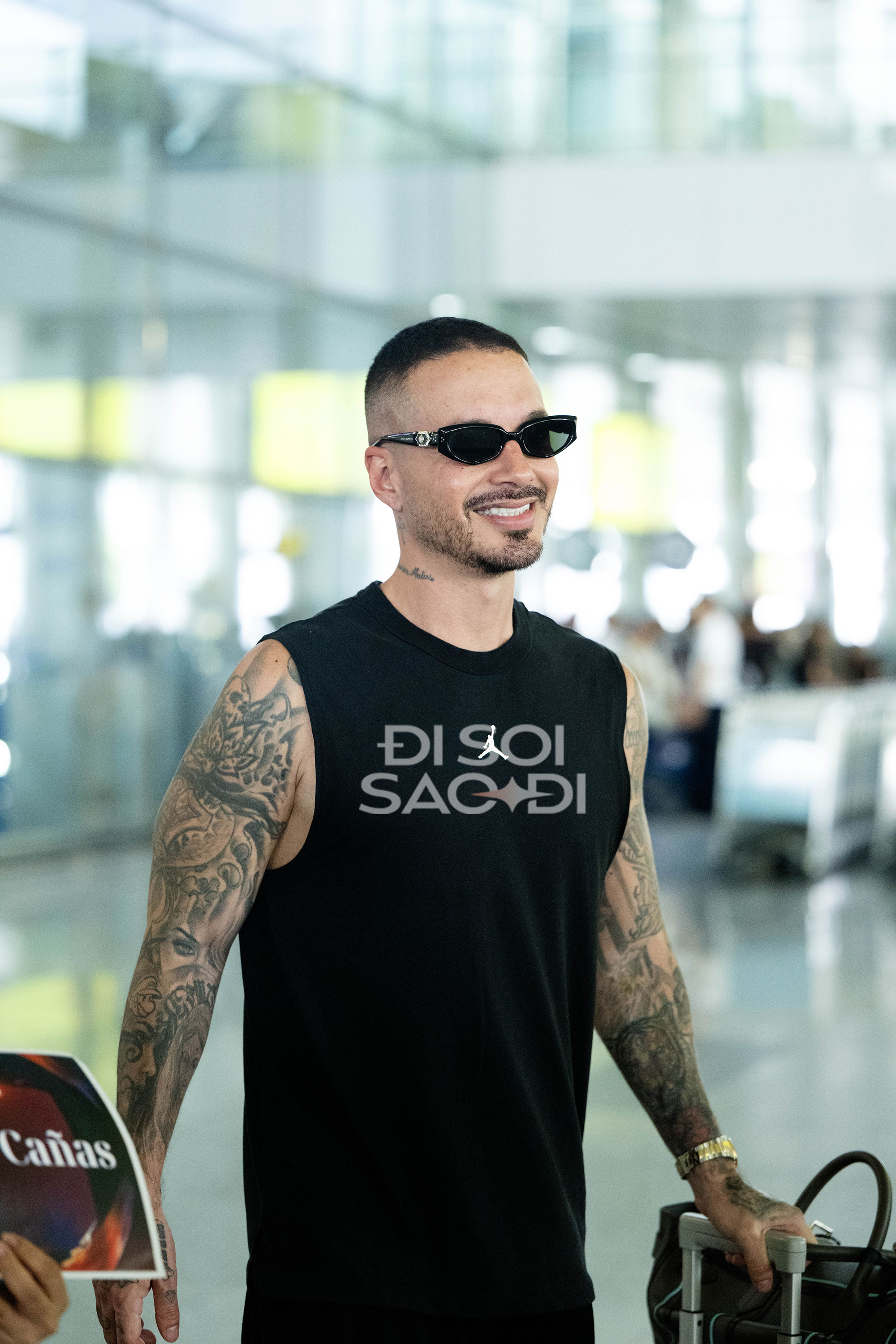 j9-1755853478078-17558534784931752091380 "Phù thủy EDM tỉ view" và "ông hoàng Latin" đổ bộ Nội Bài: Lên đồ cực bụi cực ngầu nhưng có điểm chung bất ngờ! j9 1755853478078 17558534784931752091380