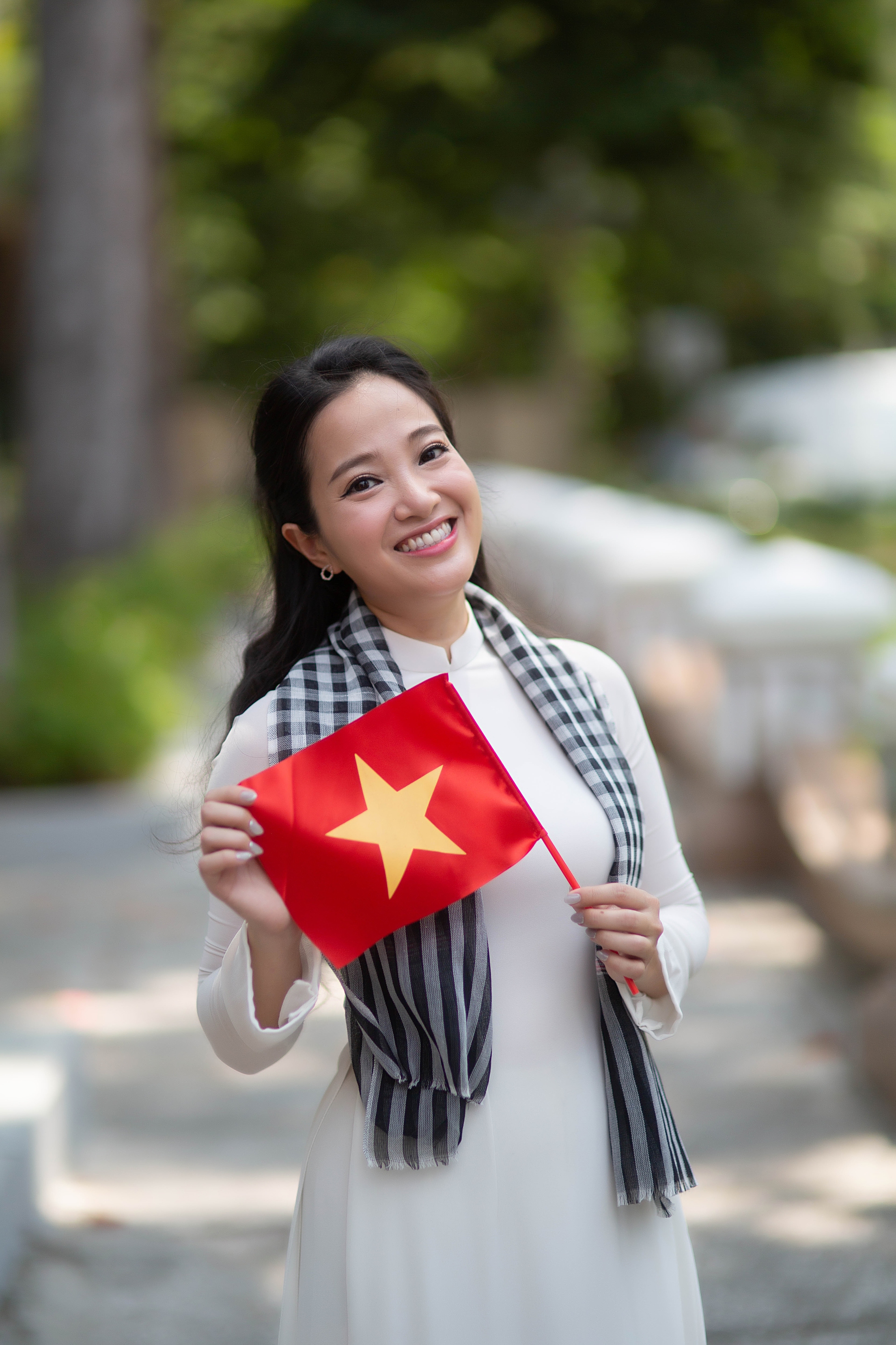 Con trai nhí của NSƯT Quốc Cơ – MC Hồng Phượng biểu diễn xiếc cùng bố trong bộ ảnh ý nghĩa kỷ niệm 30/4- Ảnh 3. Con trai nhí của NSƯT Quốc Cơ – MC Hồng Phượng biểu diễn xiếc cùng bố trong bộ ảnh ý nghĩa kỷ niệm 30/4- Ảnh 3.