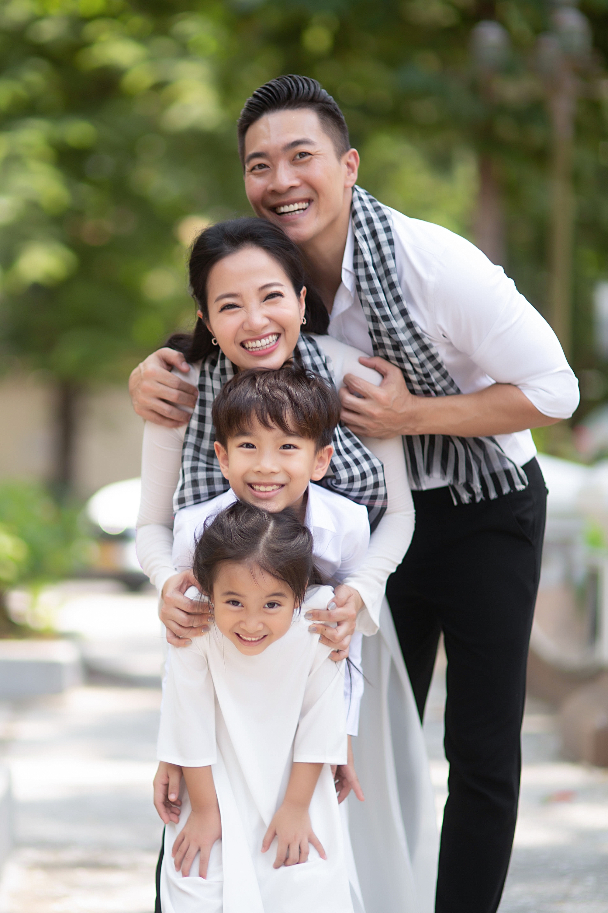 Con trai nhí của NSƯT Quốc Cơ – MC Hồng Phượng biểu diễn xiếc cùng bố trong bộ ảnh ý nghĩa kỷ niệm 30/4- Ảnh 7. Con trai nhí của NSƯT Quốc Cơ – MC Hồng Phượng biểu diễn xiếc cùng bố trong bộ ảnh ý nghĩa kỷ niệm 30/4- Ảnh 7.