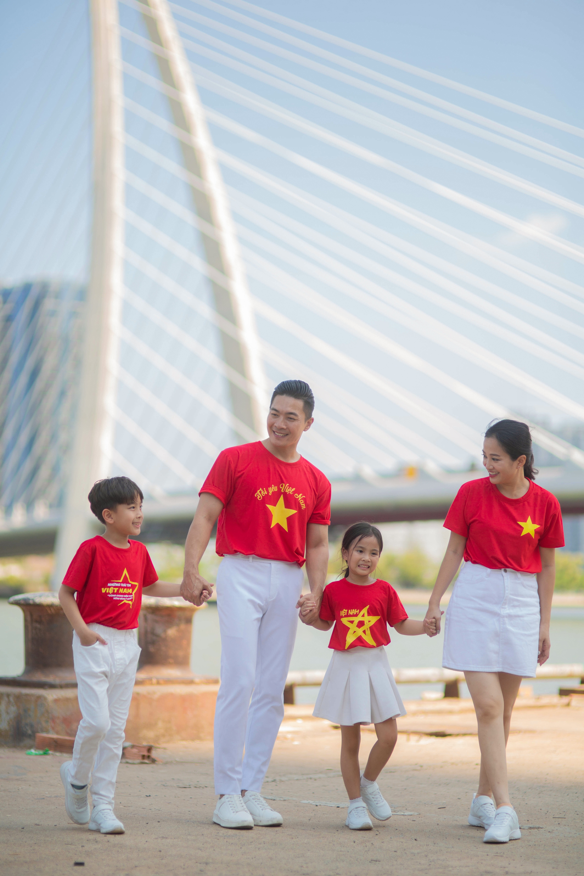 Con trai nhí của NSƯT Quốc Cơ – MC Hồng Phượng biểu diễn xiếc cùng bố trong bộ ảnh ý nghĩa kỷ niệm 30/4- Ảnh 6. Con trai nhí của NSƯT Quốc Cơ – MC Hồng Phượng biểu diễn xiếc cùng bố trong bộ ảnh ý nghĩa kỷ niệm 30/4- Ảnh 6.