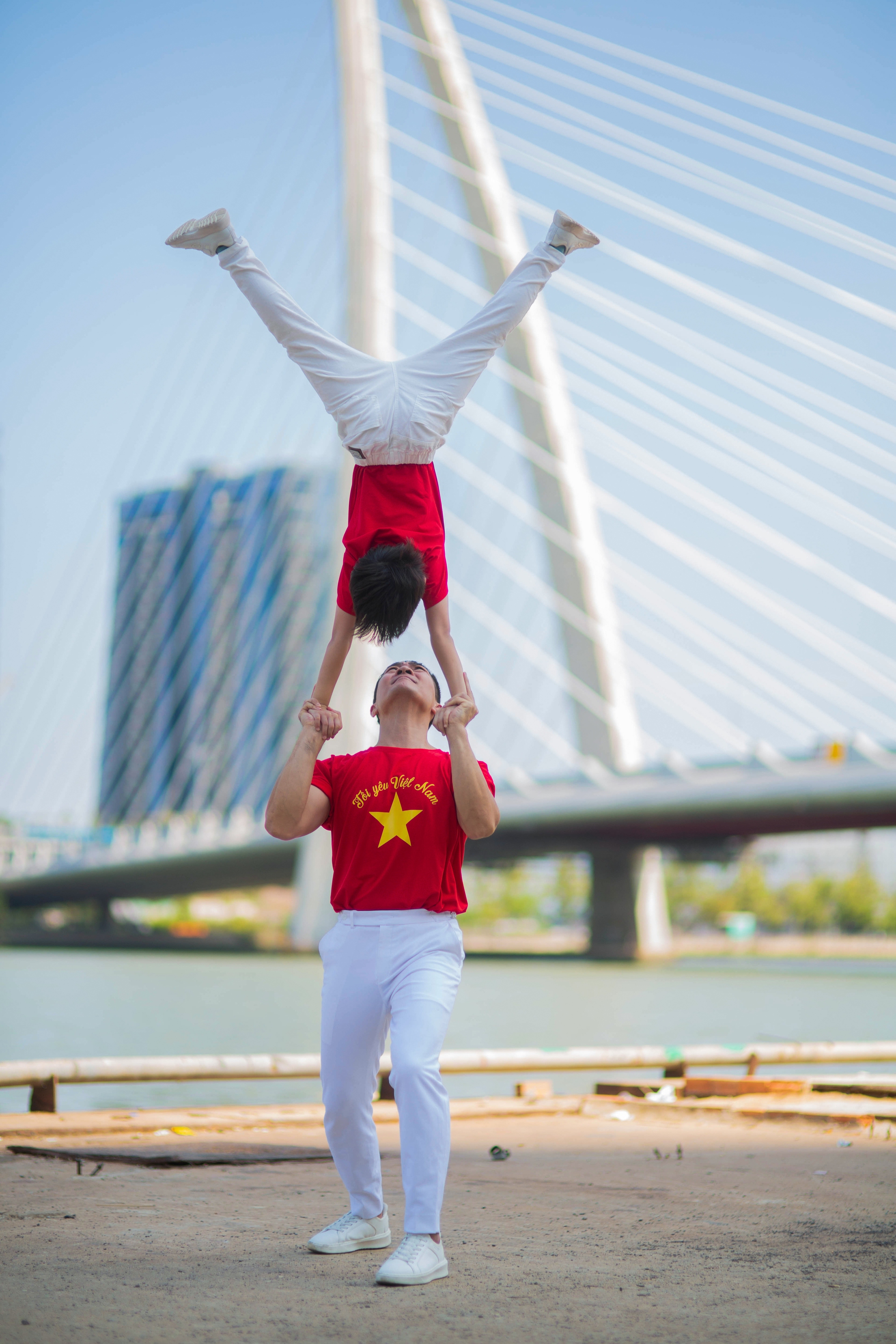 Con trai nhí của NSƯT Quốc Cơ – MC Hồng Phượng biểu diễn xiếc cùng bố trong bộ ảnh ý nghĩa kỷ niệm 30/4- Ảnh 5. Con trai nhí của NSƯT Quốc Cơ – MC Hồng Phượng biểu diễn xiếc cùng bố trong bộ ảnh ý nghĩa kỷ niệm 30/4- Ảnh 5.