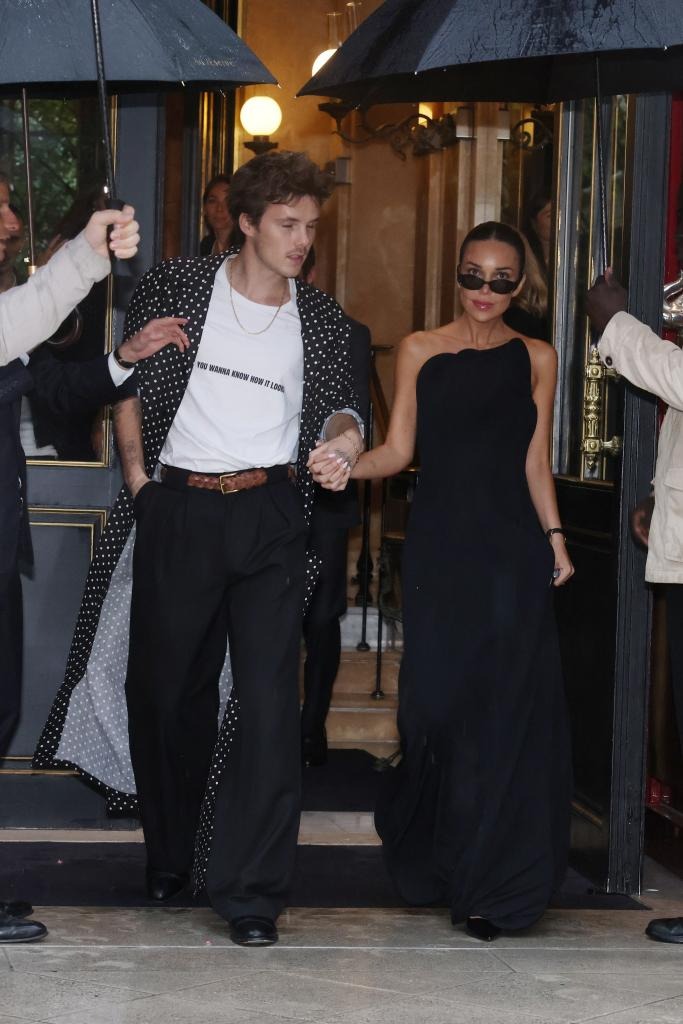 Nhà Beckham kéo nhau đi