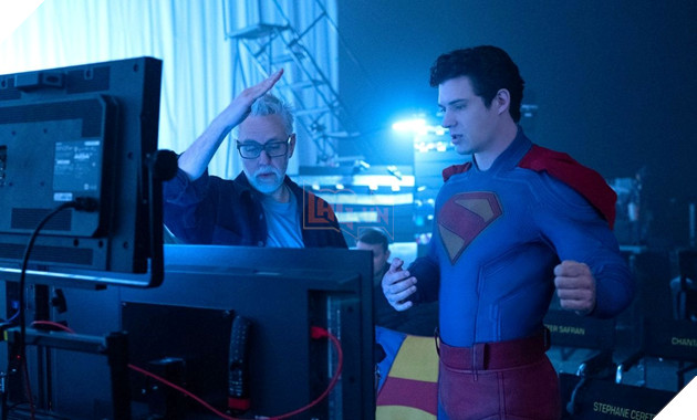 Hình ảnh đạo diễn James Gunn chỉ đạo phim Superman