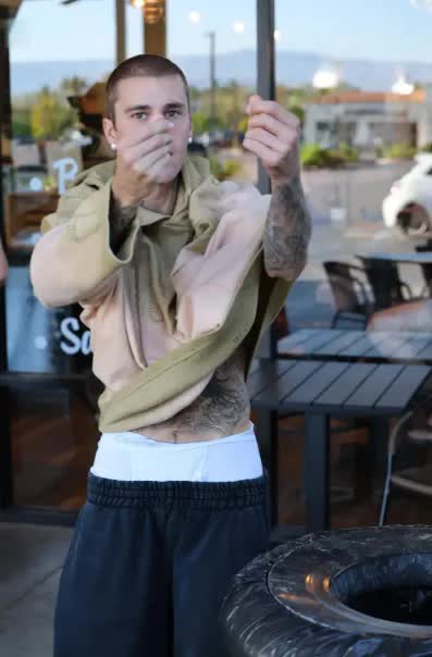 Justin Bieber nổi cáu, mắng mỏ các papazazzi- Ảnh 3.