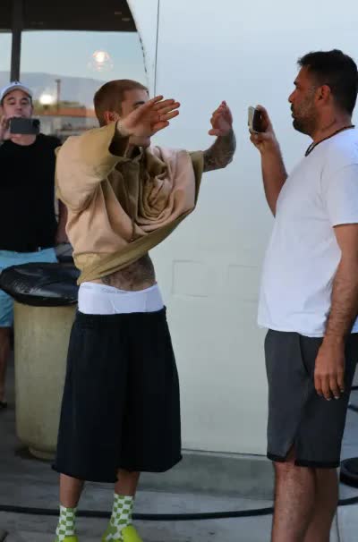 Justin Bieber nổi cáu, mắng mỏ các papazazzi- Ảnh 1.