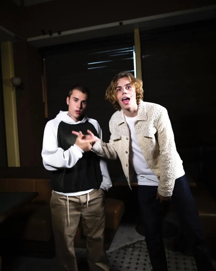 "Hoàng tử tạo hit với Justin Bieber" đổ bộ Nội Bài, bay cùng chuyến với 1 sao Việt cực đặc biệt! jb2 1755075185445653222511 17550 1755623977811 17556239780021596007997