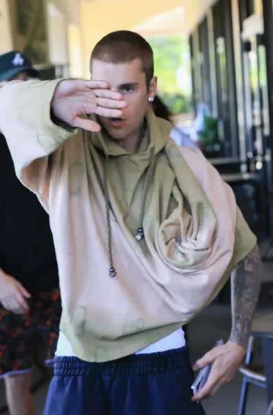 Justin Bieber nổi cáu, mắng mỏ các papazazzi- Ảnh 2.