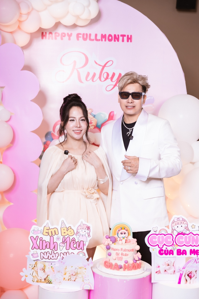 Nam ca sĩ Vbiz làm lễ đầy tháng cho con: Chi tiền mua sẵn 2 căn nhà, Thanh Trúc cùng dàn sao góp mặt- Ảnh 2.