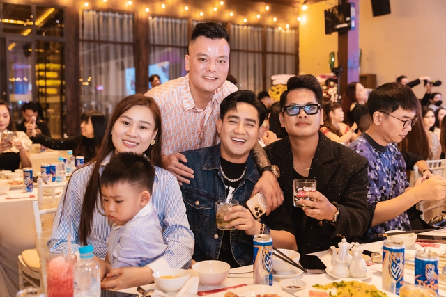 Nam ca sĩ Vbiz làm lễ đầy tháng cho con: Chi tiền mua sẵn 2 căn nhà, Thanh Trúc cùng dàn sao góp mặt- Ảnh 4.