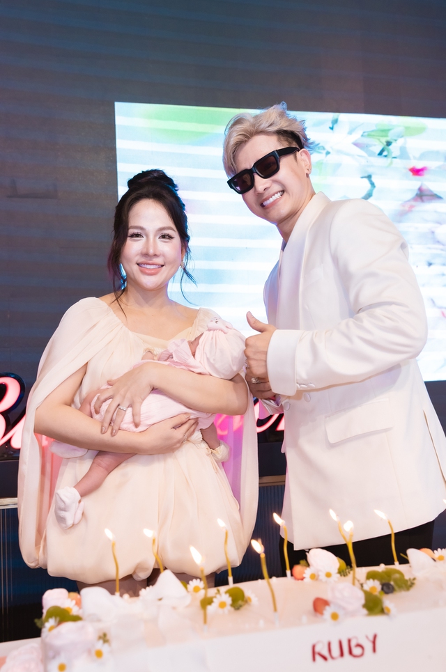 Nam ca sĩ Vbiz làm lễ đầy tháng cho con: Chi tiền mua sẵn 2 căn nhà, Thanh Trúc cùng dàn sao góp mặt- Ảnh 1.