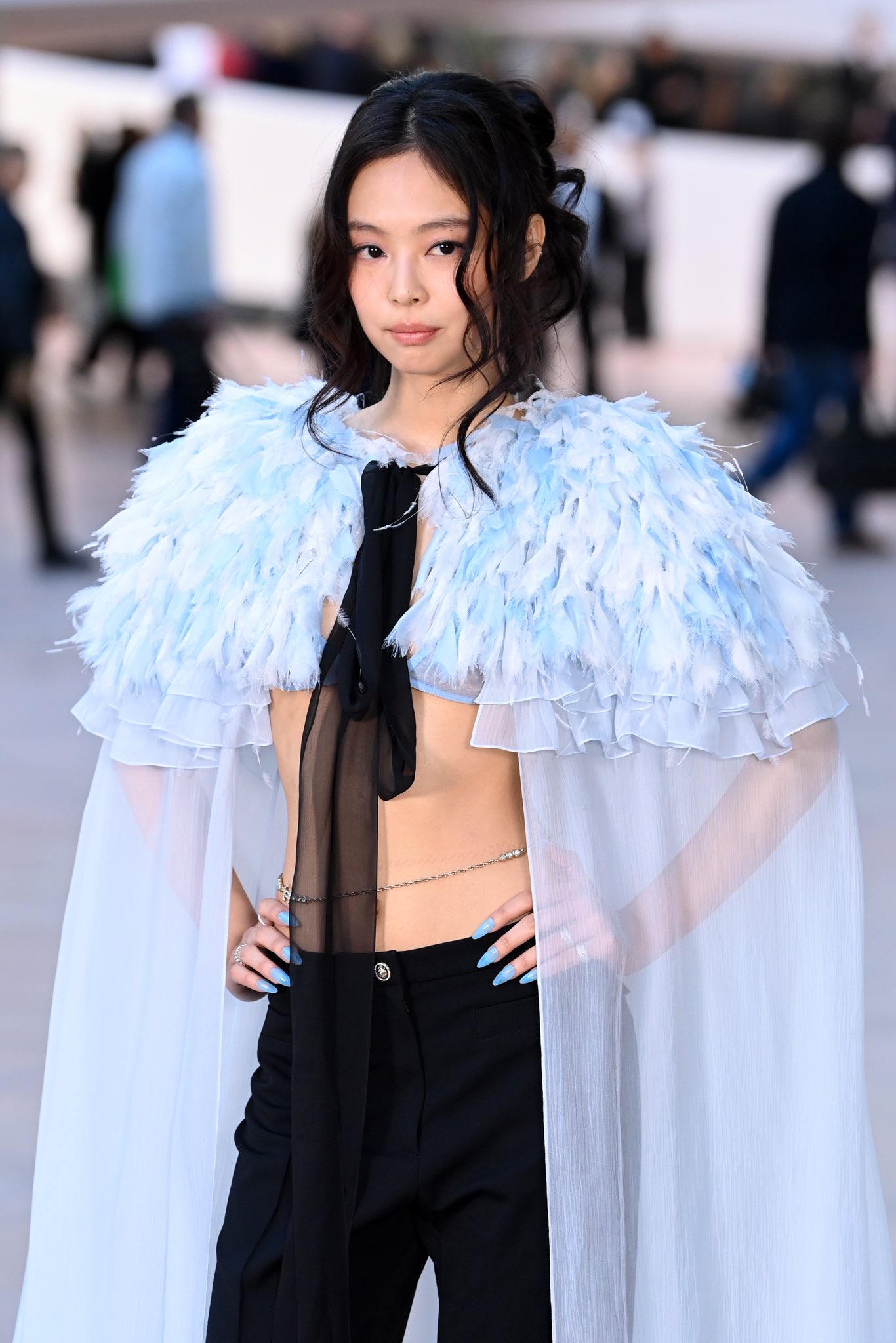 Tranh cãi đêm Giao thừa: Jennie (BLACKPINK) mặc hở hang khó hiểu như trêu ngươi khán giả ở sự kiện tại Pháp- Ảnh 3. Tranh cãi đêm Giao thừa: Jennie (BLACKPINK) mặc hở hang khó hiểu như trêu ngươi khán giả ở sự kiện tại Pháp- Ảnh 3.