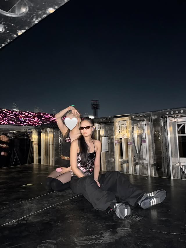 Jennie (BLACKPINK) lại làm cái gì với Rosé thế này, fan nổi điên quả không sai?- Ảnh 1. Jennie (BLACKPINK) lại làm cái gì với Rosé thế này, fan nổi điên quả không sai?- Ảnh 1.