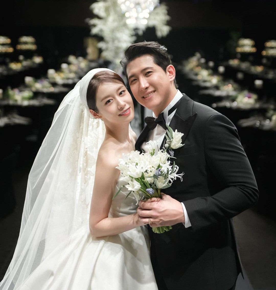 Jiyeon (T-ara) lộ dấu hiệu bất ổn, đau khổ hậu ly hôn?- Ảnh 2. Jiyeon (T-ara) lộ dấu hiệu bất ổn, đau khổ hậu ly hôn?- Ảnh 2.