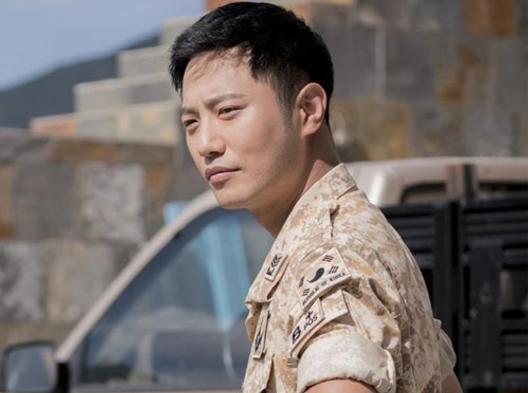 Ngoại hình gây lú của nam phụ Hậu Duệ Mặt Trời, còn đâu một thời đẹp ăn đứt Song Joong Ki- Ảnh 1.