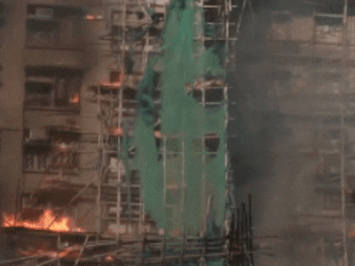 Thảm hoạ cháy chung cư tại Hong Kong: Vẫn chưa thể dập tắt ngọn lửa sau 8 tiếng, số người tử vong tiếp tục tăng- Ảnh 2. Thảm hoạ cháy chung cư tại Hong Kong: Vẫn chưa thể dập tắt ngọn lửa sau 8 tiếng, số người tử vong tiếp tục tăng- Ảnh 2.