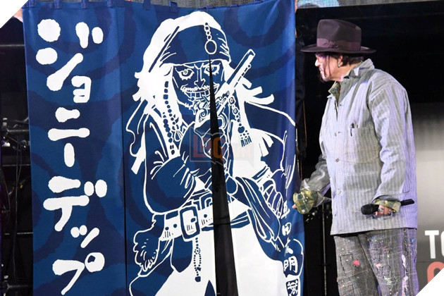 Dien Vien Johnny Depp Nhan Qua Dac Biet Tu Tac Gia One Piece 3 Hình ảnh về Johnny Depp nhận được món quà từ tác giả của One Piece.