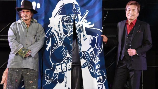 Diễn Viên Johnny Depp Nhận Quà Đặc Biệt Từ Tác Giả One Piece 28 Diễn Viên Johnny Depp Nhận Quà Đặc Biệt Từ Tác Giả One Piece johnny depp qua one piece1 wmizjpg