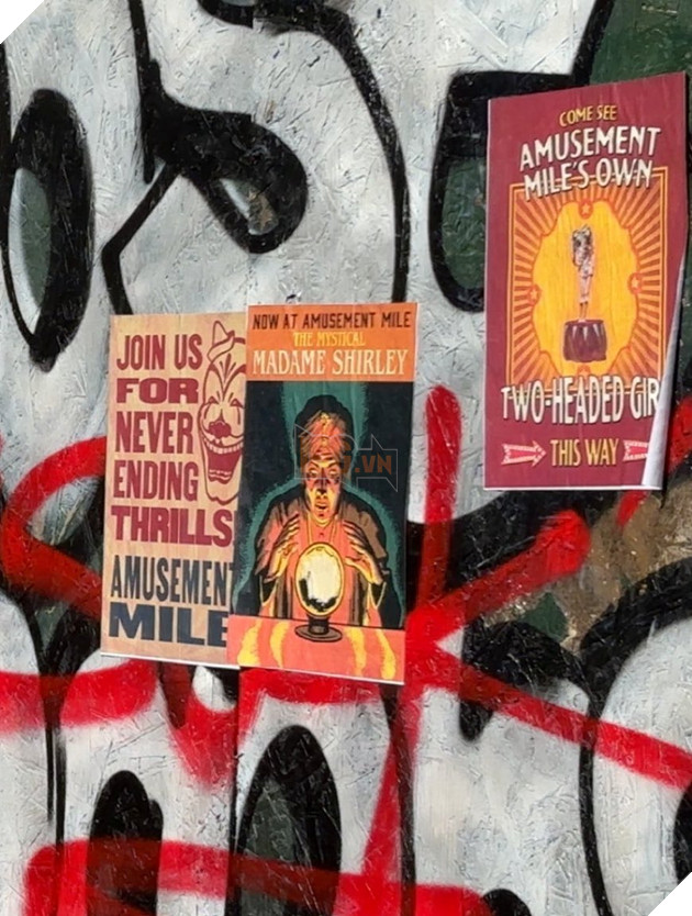 Ảnh chụp tại phim trường Clayface tiết lộ áp phích quảng cáo cho Amusement Mile và “Jokers Rule”.