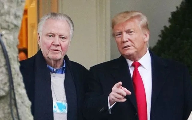 Cha của Angelina Jolie có đứng sau kế hoạch giải cứu Hollywood của Tổng thống Donald Trump?- Ảnh 1.