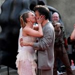 Jonathan Bailey Giải Thích Về Khoảnh Khắc Hôn Scarlett Johansson: "Cuộc Sống Quá Ngắn Để Không Làm Vậy" jonathan bailey scarlett johnasson stzqjpg