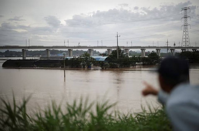 Hàn Quốc ngày thứ 3 oằn mình trong mưa lũ lịch sử: Siêu thị, Starbucks ngập kinh hoàng, ô tô chỉ thấy nóc, 5.000 người bỗng