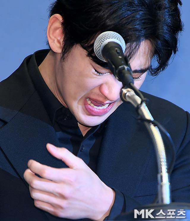 Rùng mình cảnh phim Vì Sao Đưa Anh Tới tiên tri về buổi họp báo đẫm lệ của Kim Soo Hyun- Ảnh 4.