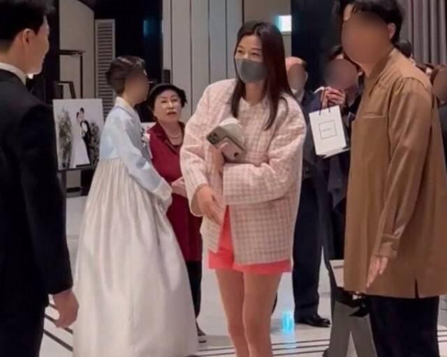 Jeon Ji Hyun gây náo loạn chỉ với 3 bức ảnh: Đi đám cưới mà chiếm hết spotlight thiên hạ!- Ảnh 1.