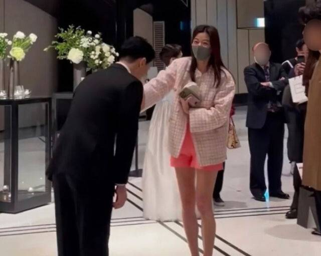 Jeon Ji Hyun gây náo loạn chỉ với 3 bức ảnh: Đi đám cưới mà chiếm hết spotlight thiên hạ!- Ảnh 2.