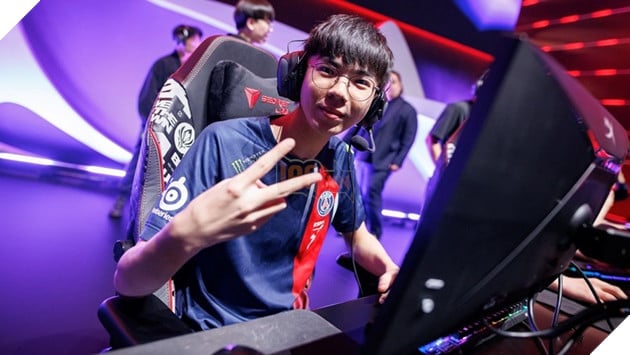 LMHT: Junjia Tro Thanh Tuyen Thu Chuyen Nghiep Nho… Di Chua Bà của Junjia đã đi xin quẻ để xem liệu anh có nên tiếp tục làm tuyển thủ hay không