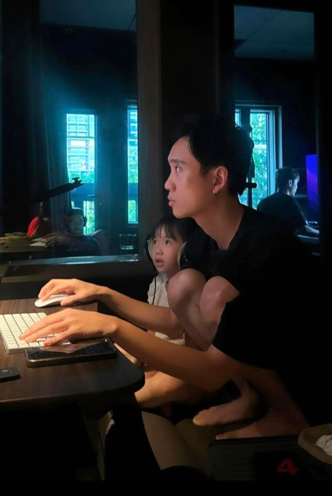 "Hot girl Hà thành" chỉ tung 1 bức ảnh khiến JustaTee bị "gọi cháy máy" justatee5 1237 1730106341964 1730106342102123232275 17518606735951714266179 1751863165776 17518631662691187809807