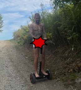 Justin Bieber làm sao nữa vậy: Ra đường mặc mỗi đồ lót, đến giày dép cũng chẳng xỏ!- Ảnh 2.