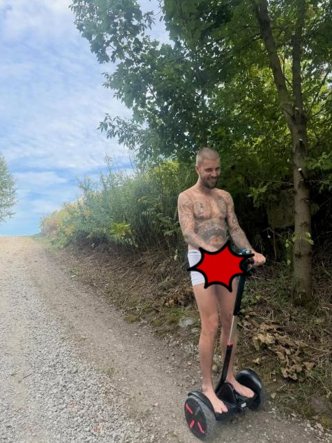 Justin Bieber làm sao nữa vậy: Ra đường mặc mỗi đồ lót, đến giày dép cũng chẳng xỏ!- Ảnh 3.