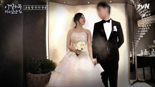 2 vợ chồng diễn viên bước vào chung cư rồi