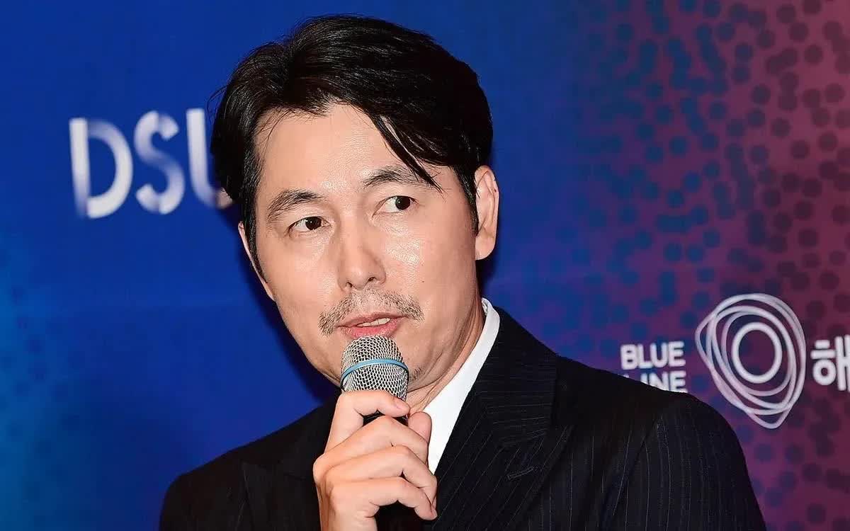 Jung Woo Sung phát biểu tại Lễ trao giải Buil Film Awards ở Busan hôm thứ Năm (giờ địa phương). (Ảnh: Xportsnews)