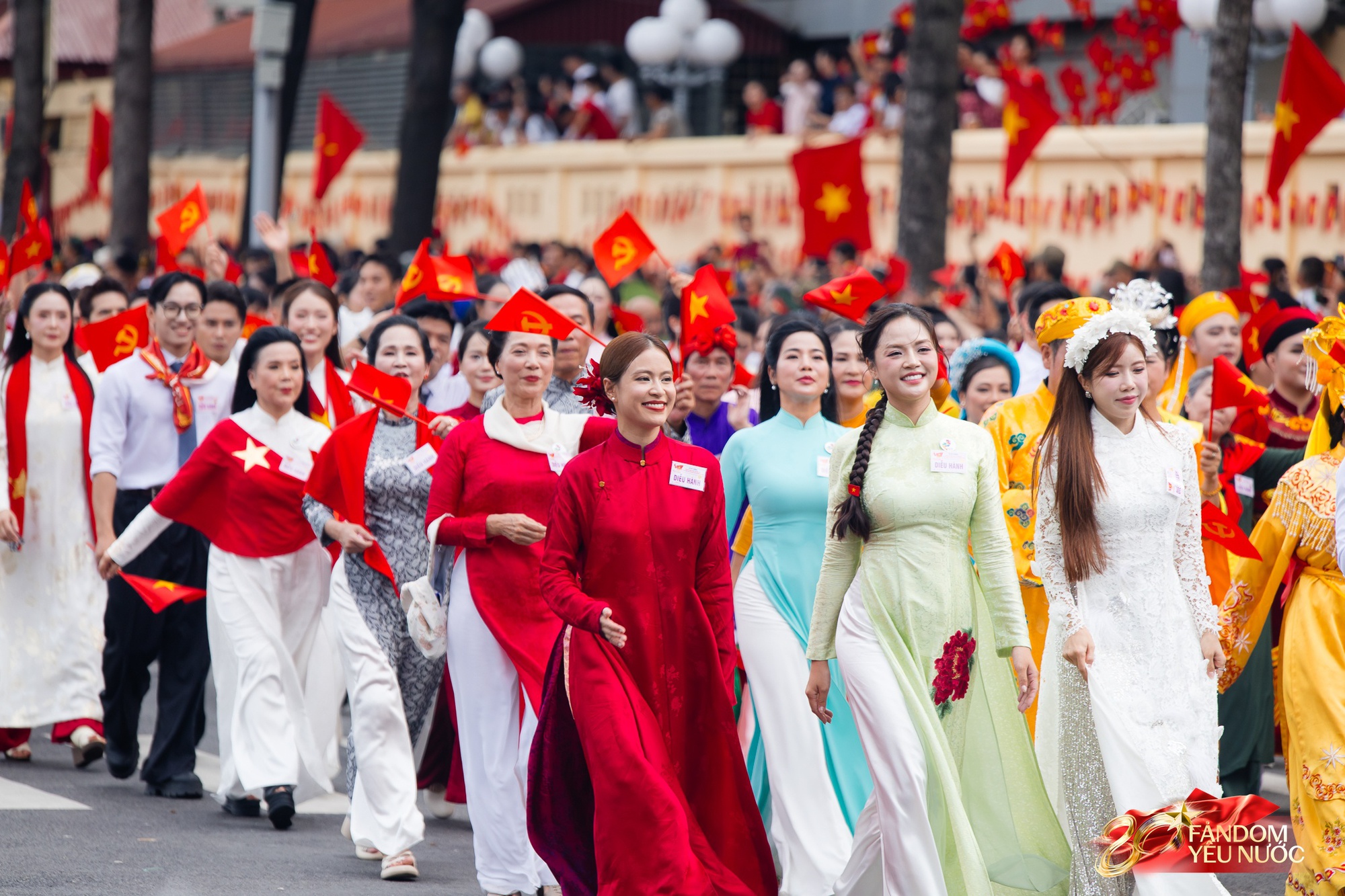 Nữ diễn viên có mẹ là Thượng tá quân đội, vinh dự cầm biển của khối Văn hoá - Thể thao diễu hành A80- Ảnh 4.