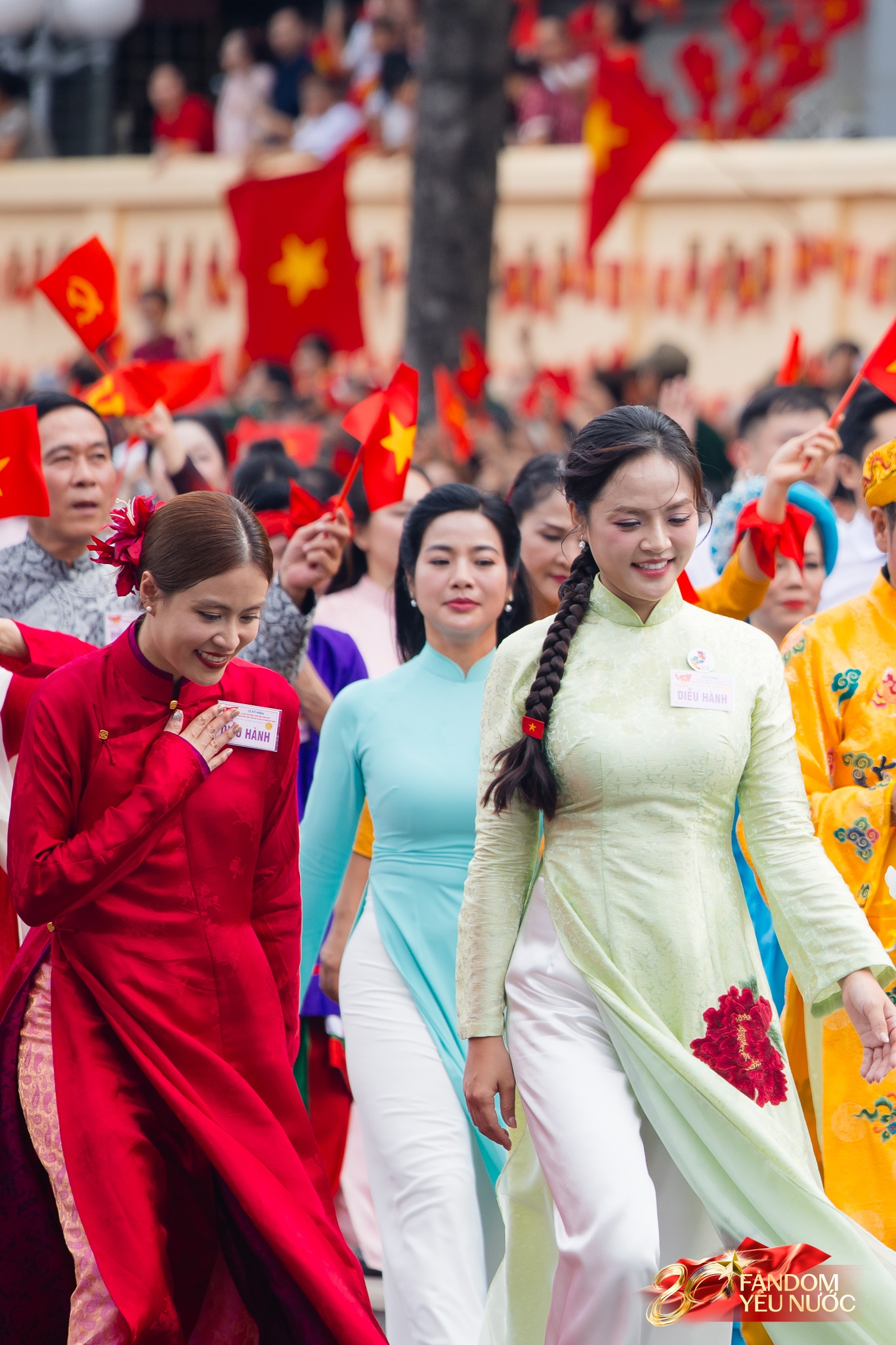 Nữ diễn viên có mẹ là Thượng tá quân đội, vinh dự cầm biển của khối Văn hoá - Thể thao diễu hành A80- Ảnh 3.