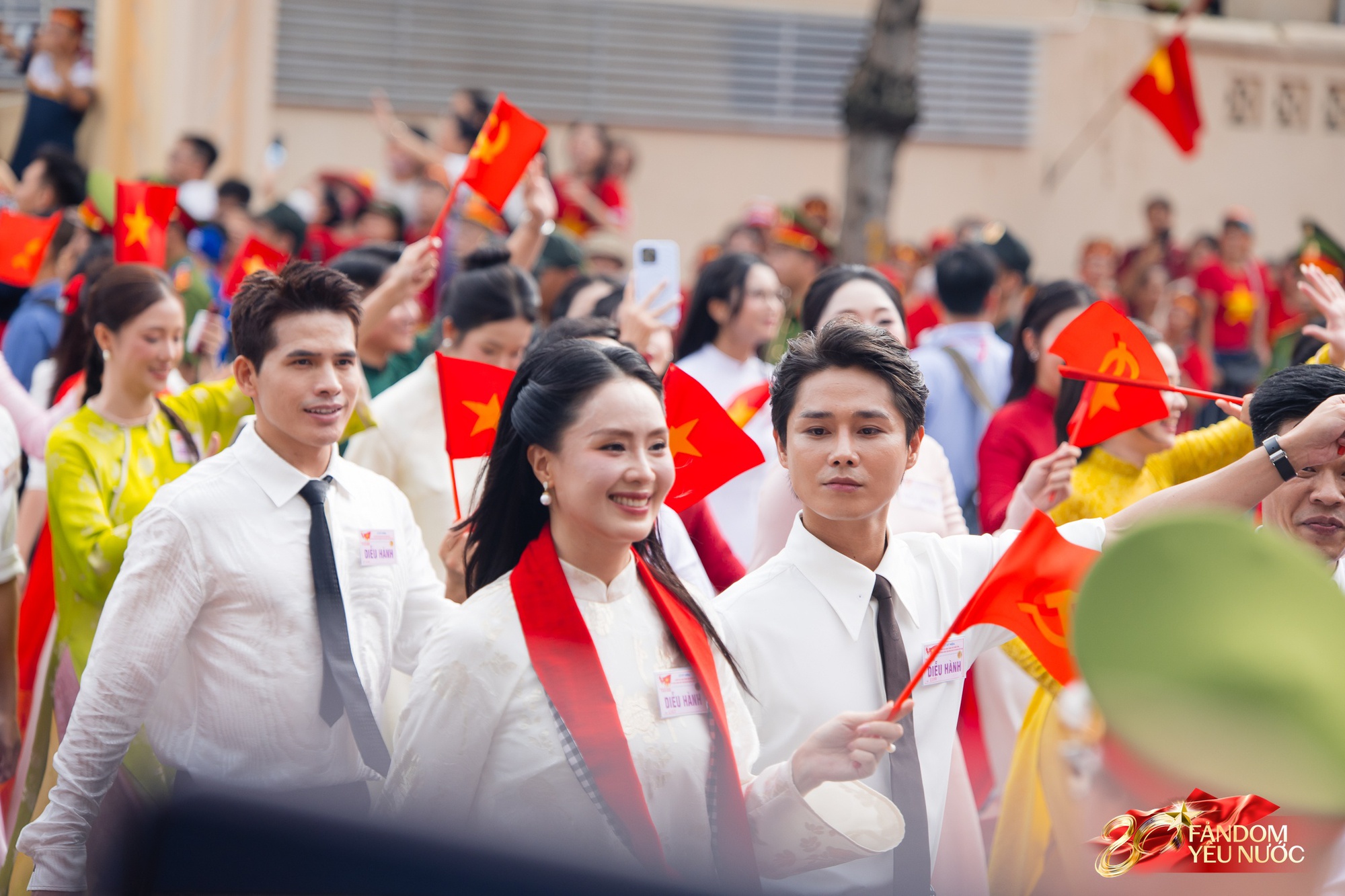 Trọn vẹn khoảnh khắc Khối nghệ sĩ tổng duyệt diễu hành: Chưa bao giờ nghệ sĩ Việt lại đẹp đến thế!- Ảnh 8.