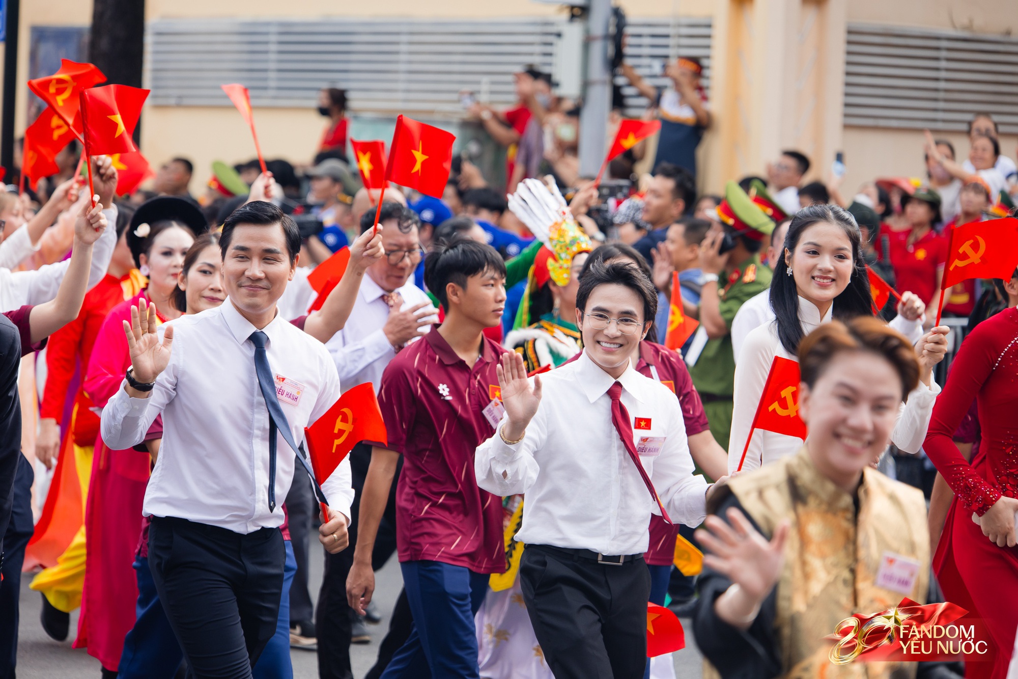 Trọn vẹn khoảnh khắc Khối nghệ sĩ tổng duyệt diễu hành: Chưa bao giờ nghệ sĩ Việt lại đẹp đến thế!- Ảnh 18.