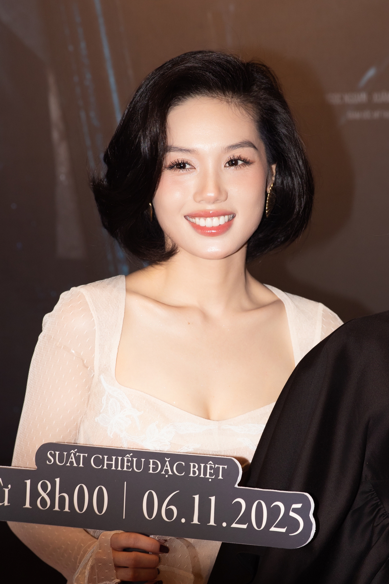 Thảm đỏ hot nhất hôm nay: Kaity Nguyễn - Trâm Anh đẹp sang đỉnh nóc, Nàng Mơ rạng rỡ sánh đôi bên tình tin đồn- Ảnh 3.