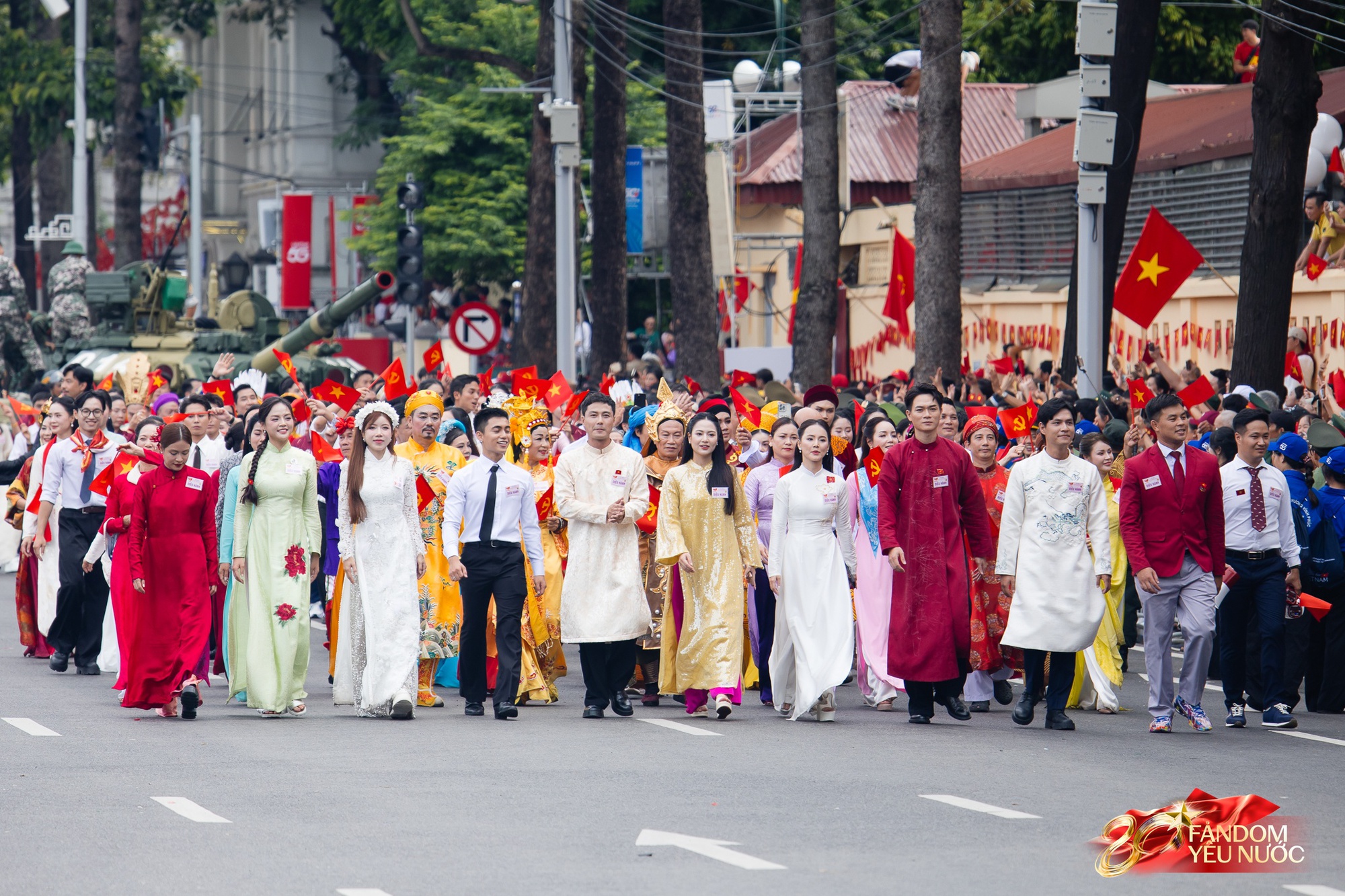 Trọn vẹn khoảnh khắc Khối nghệ sĩ tổng duyệt diễu hành: Chưa bao giờ nghệ sĩ Việt lại đẹp đến thế!- Ảnh 4.