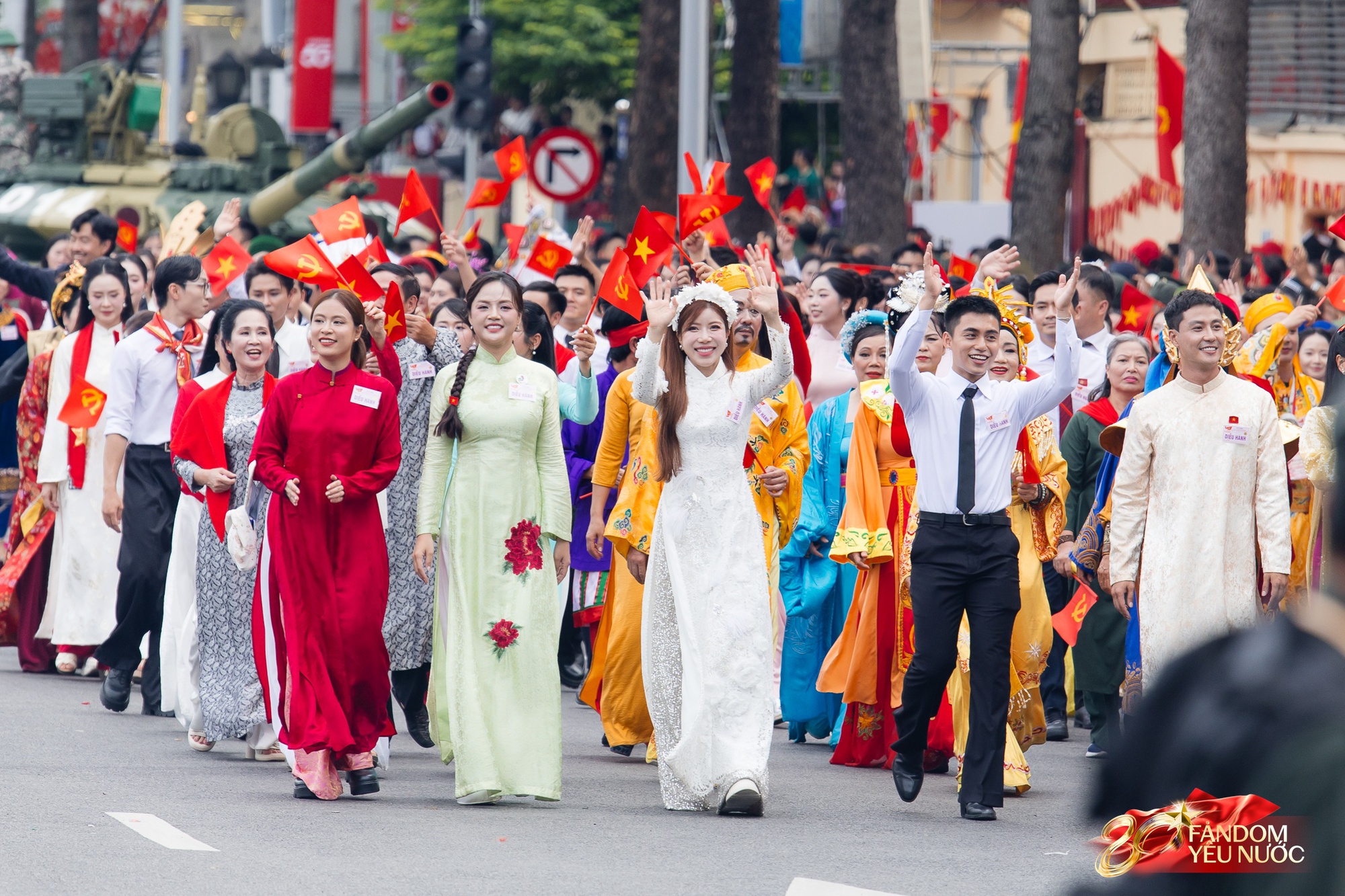 Trọn vẹn khoảnh khắc Khối nghệ sĩ tổng duyệt diễu hành: Chưa bao giờ nghệ sĩ Việt lại đẹp đến thế!- Ảnh 5.