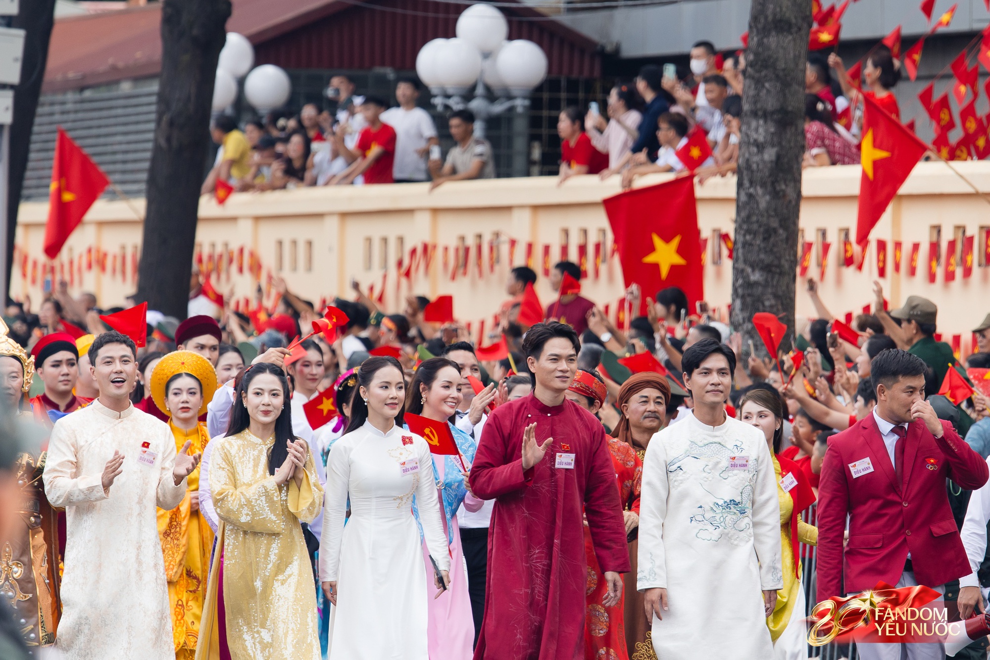 Trọn vẹn khoảnh khắc Khối nghệ sĩ tổng duyệt diễu hành: Chưa bao giờ nghệ sĩ Việt lại đẹp đến thế!- Ảnh 10.
