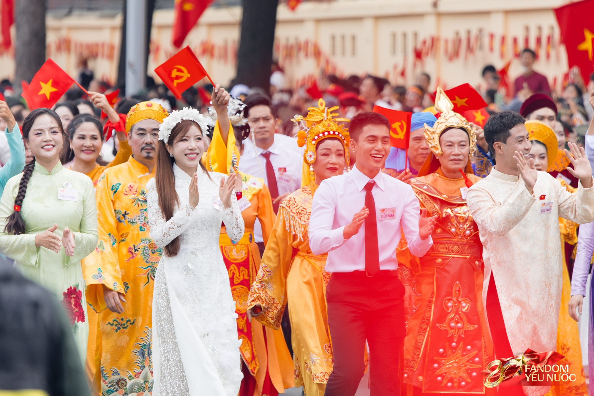 Trọn vẹn khoảnh khắc Khối nghệ sĩ tổng duyệt diễu hành: Chưa bao giờ nghệ sĩ Việt lại đẹp đến thế!- Ảnh 11.