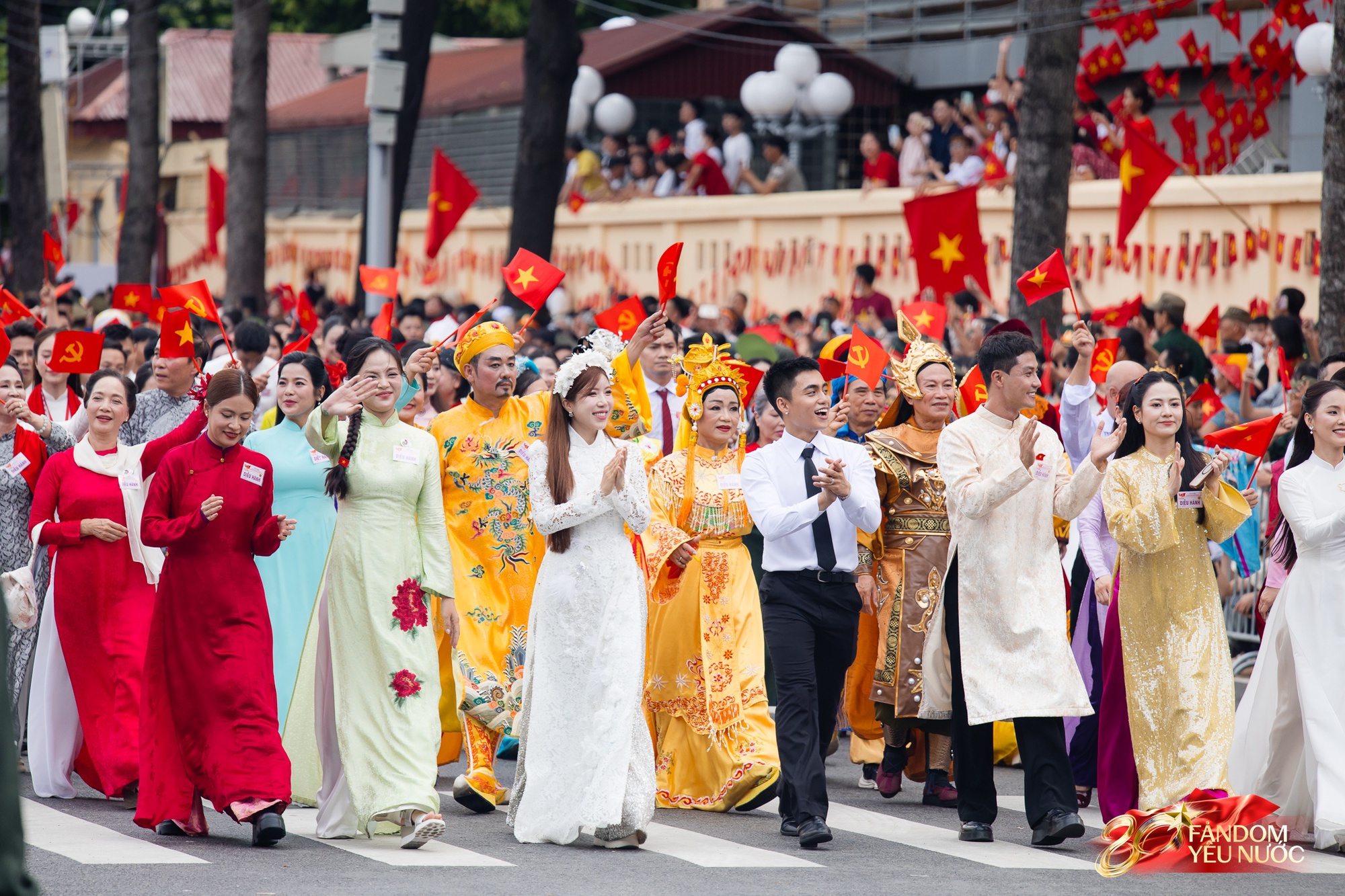 Trọn vẹn khoảnh khắc Khối nghệ sĩ tổng duyệt diễu hành: Chưa bao giờ nghệ sĩ Việt lại đẹp đến thế!- Ảnh 12.