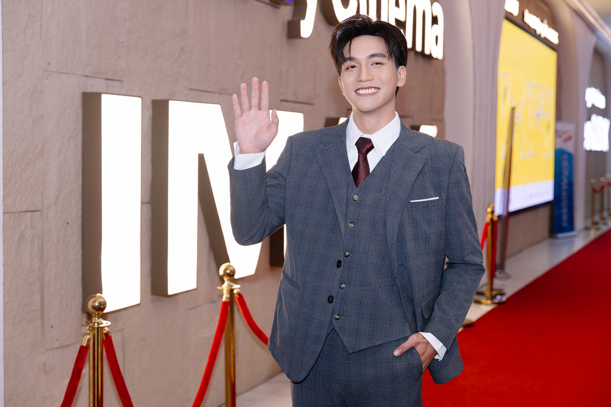 Thảm đỏ HOT nhất hôm nay: Cổ Thiên Lạc đẹp ngời ngời giữa biển người hâm mộ, 1 mỹ nhân trắng phát sáng chiếm sạch spotlight- Ảnh 11.