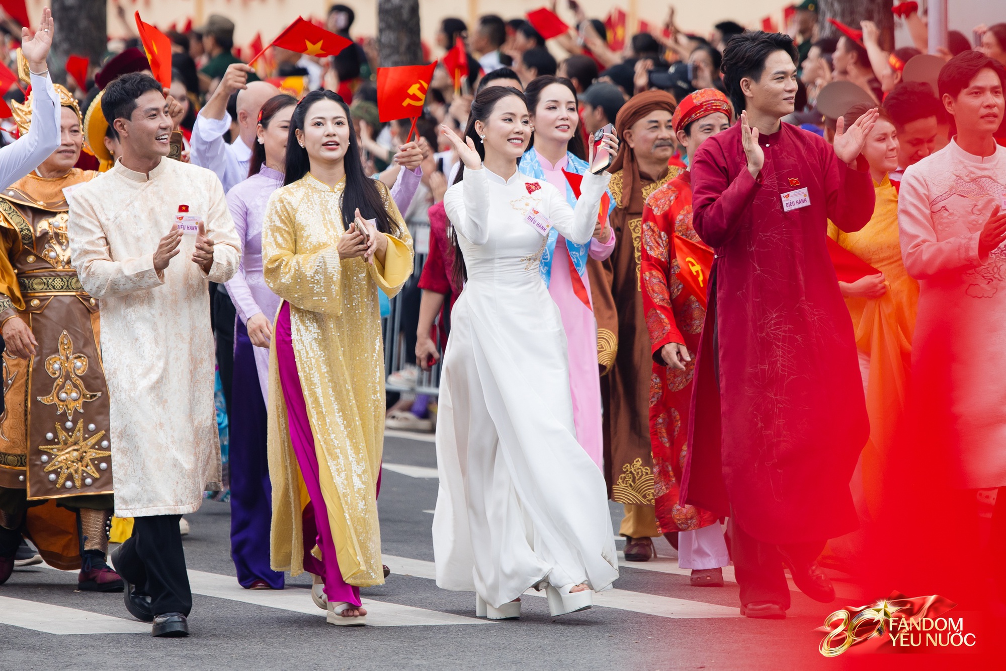 Trọn vẹn khoảnh khắc Khối nghệ sĩ tổng duyệt diễu hành: Chưa bao giờ nghệ sĩ Việt lại đẹp đến thế!- Ảnh 13.