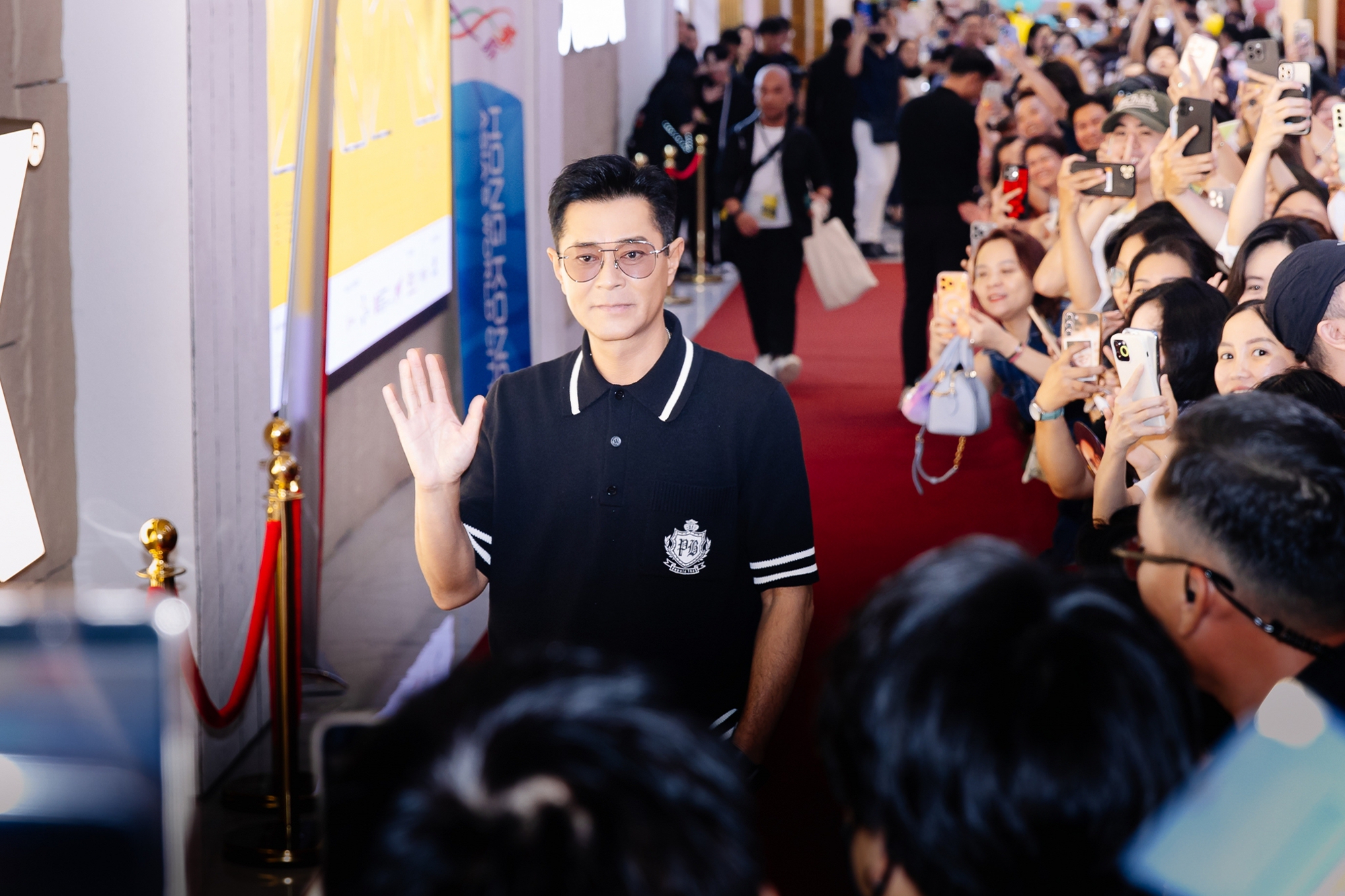 Thảm đỏ HOT nhất hôm nay: Cổ Thiên Lạc đẹp ngời ngời giữa biển người hâm mộ, 1 mỹ nhân trắng phát sáng chiếm sạch spotlight- Ảnh 3.